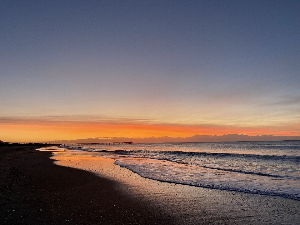 Sol areia céu corpo de água
