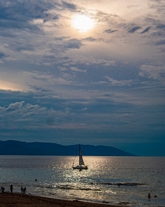 Plage soleil vagues des nuages