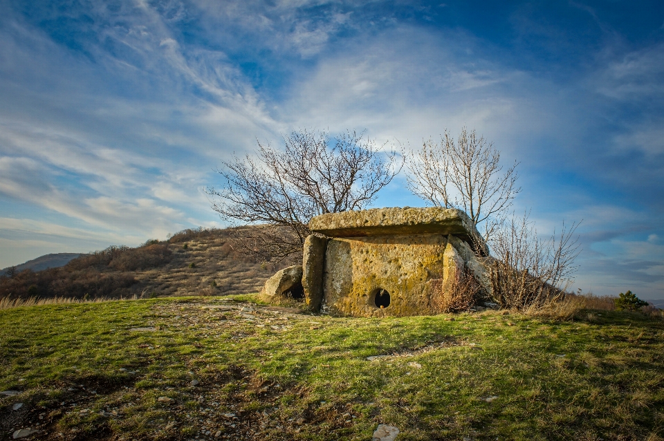 Dolmen
 pierre de table
 mégalithe
 monument culturel
