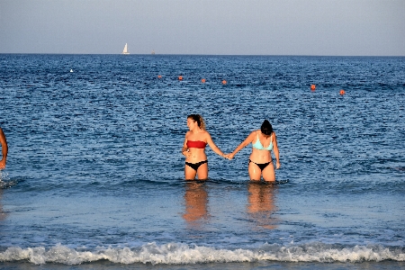 海 女の子 ビーチにいる人々
 水 写真