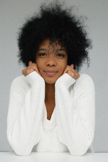 Mulher cabelo afro branco