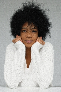 Foto Donna capelli afro bianco