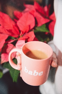 Foto Minum cangkir kopi merah jambu