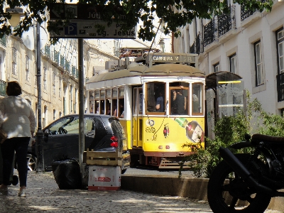 Foto Lisbon trem kuning pusat kota
