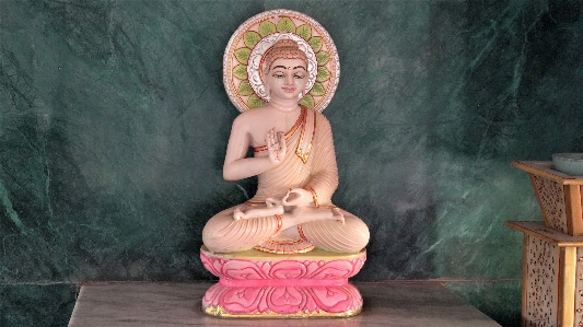 Foto Budha yang mulia meditasi pose