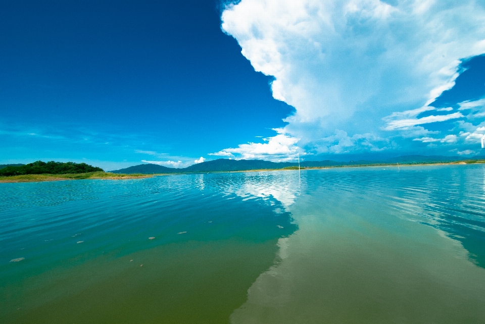 Pemandangan sungai langit biru