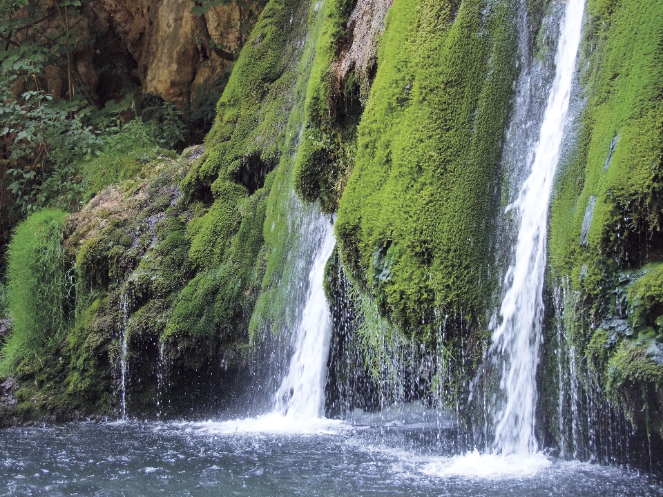 Anak sungai stream air terjun