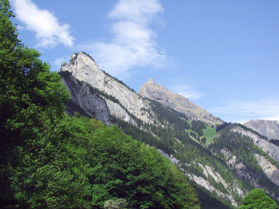 Rochers des nuages ciel montagne