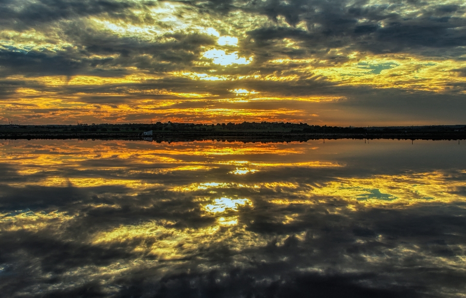 Sky water reflection horizon