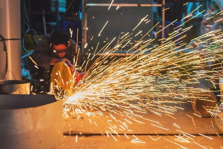 研削
 アングルグラインダー
 溶接工
 ライト 写真