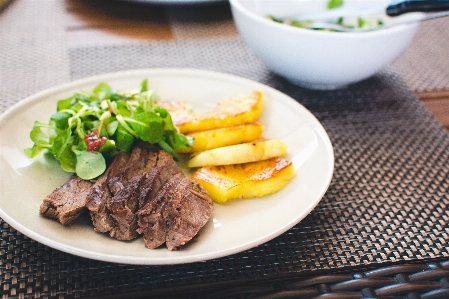 Foto Piring makanan masakan steak besi datar
