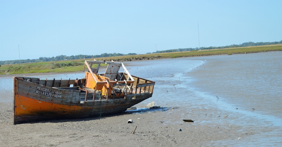 Barco transportede água
 veículo naufrágio
