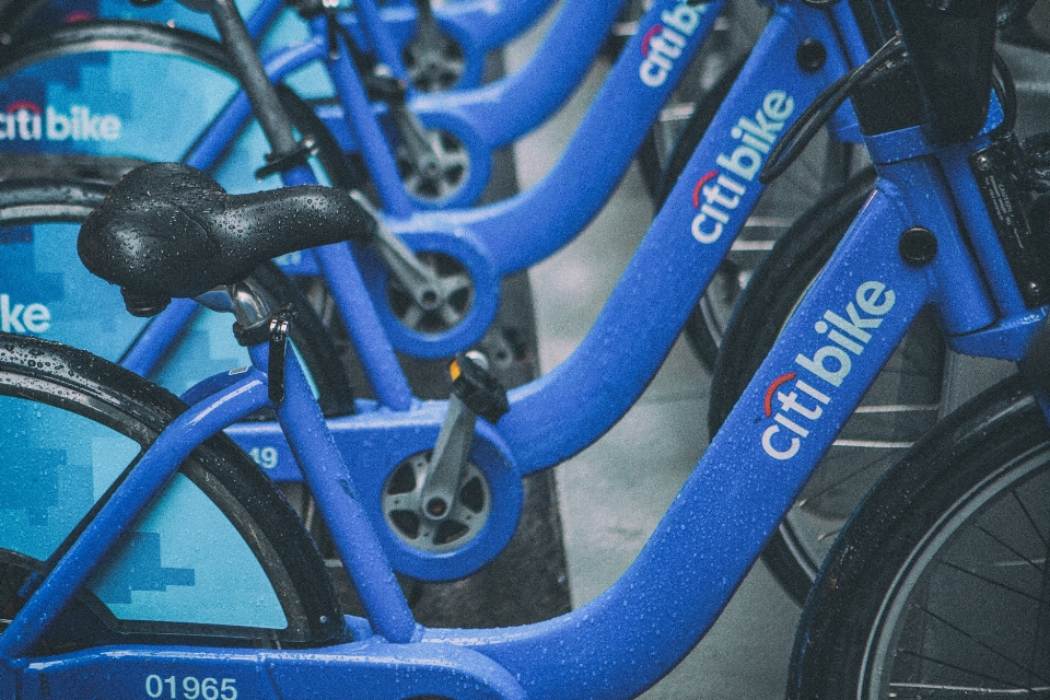 Rueda de bicicleta
 bicicleta azul parte la