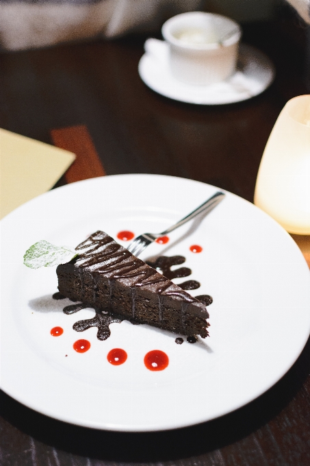 食べ物 皿 チョコケーキ
 チョコレートブラウニー
