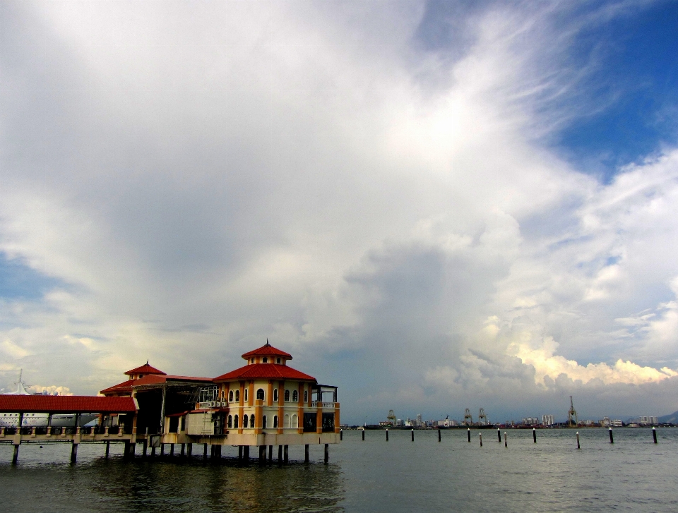 Penang
 malaysia awan tepi laut