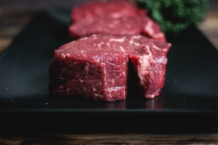 Foto Piring steak besi datar
 daging sapi kobe
 merah
