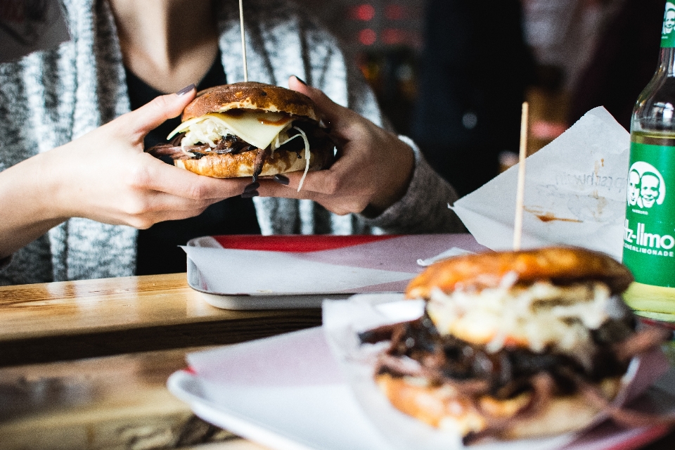 żywność śmieciowe jedzenie
 danie hamburger