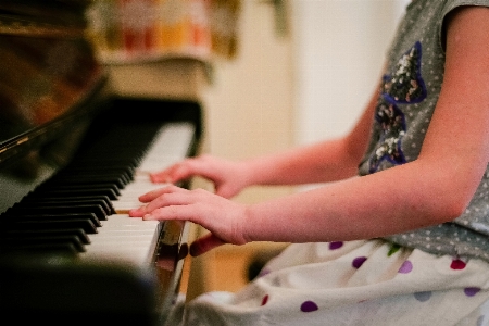 Foto Pianis pemusik tangan piano