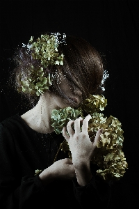 女性 かぶと 花束 花 写真