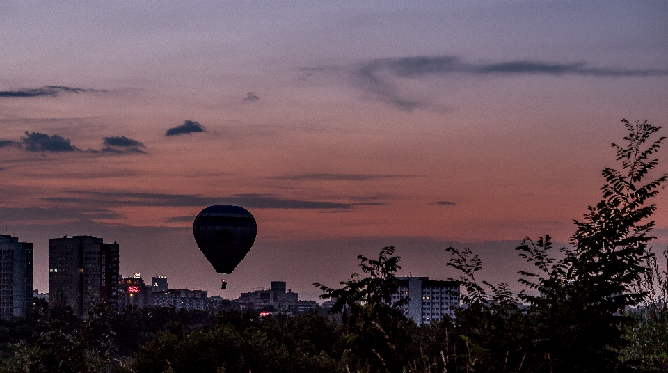 Stadt ballon dämmerung heißluftballon fahren
