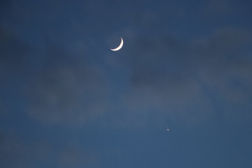 Lune ciel croissant bleu