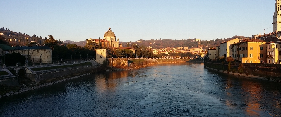 Naturale corpo d'acqua
 fiume corso