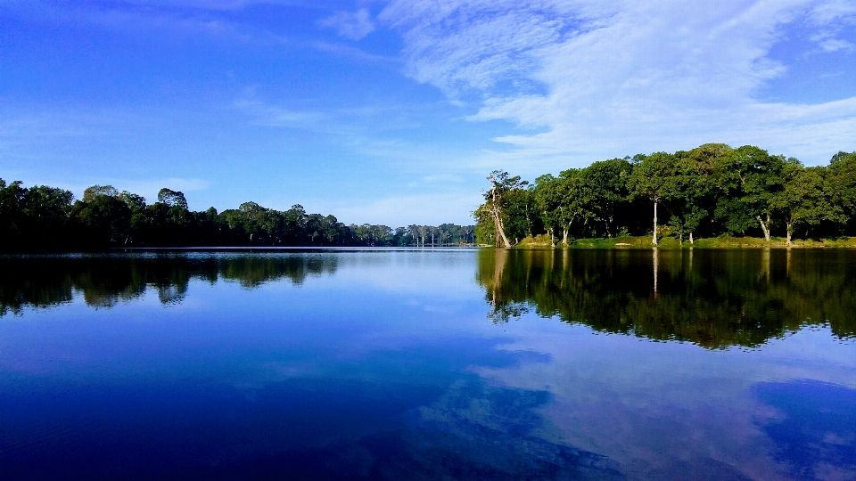 Cielo nubes azul reflexión