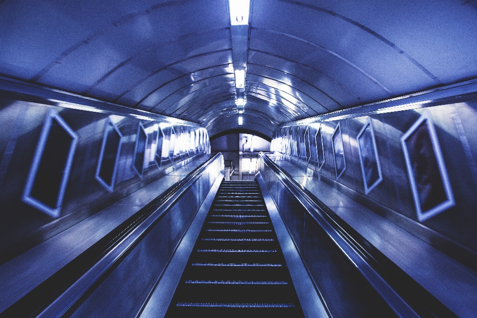 Azul escalera mecánica luz área metropolitana
