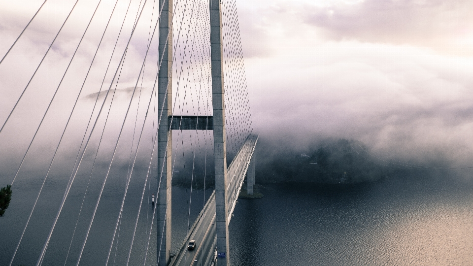 Schrägseilbrücke
 ausgelieferte brücke
 brücke hängebrücke
