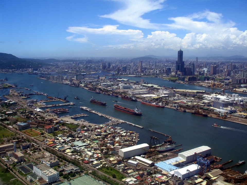 Pelabuhan mengirimkan dermaga kota