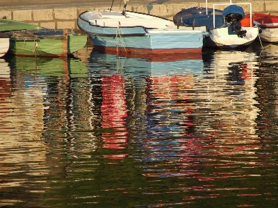 Foto Barco beira mar reflexão