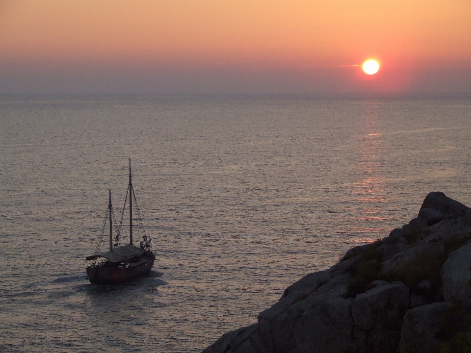 Atardecer bote mar hermoso