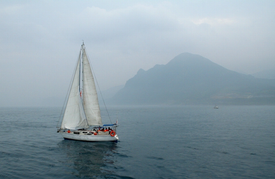 Barco de vela
 bote yate montaña