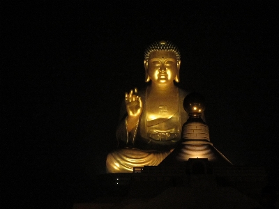 Foto Malam lampu budha pusat peringatan buddha
