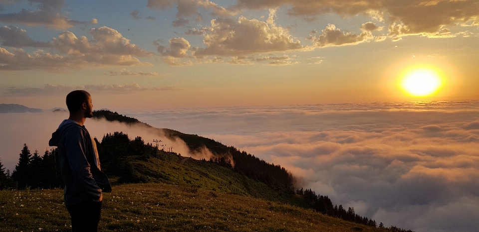 Montagna nuvole tramonto mar nero
