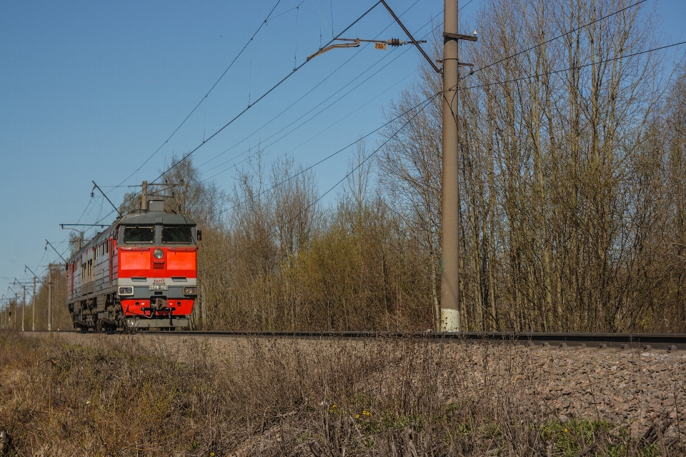 Lokomotywa transport napowietrzna linia energetyczna
 rodzaj transportu
