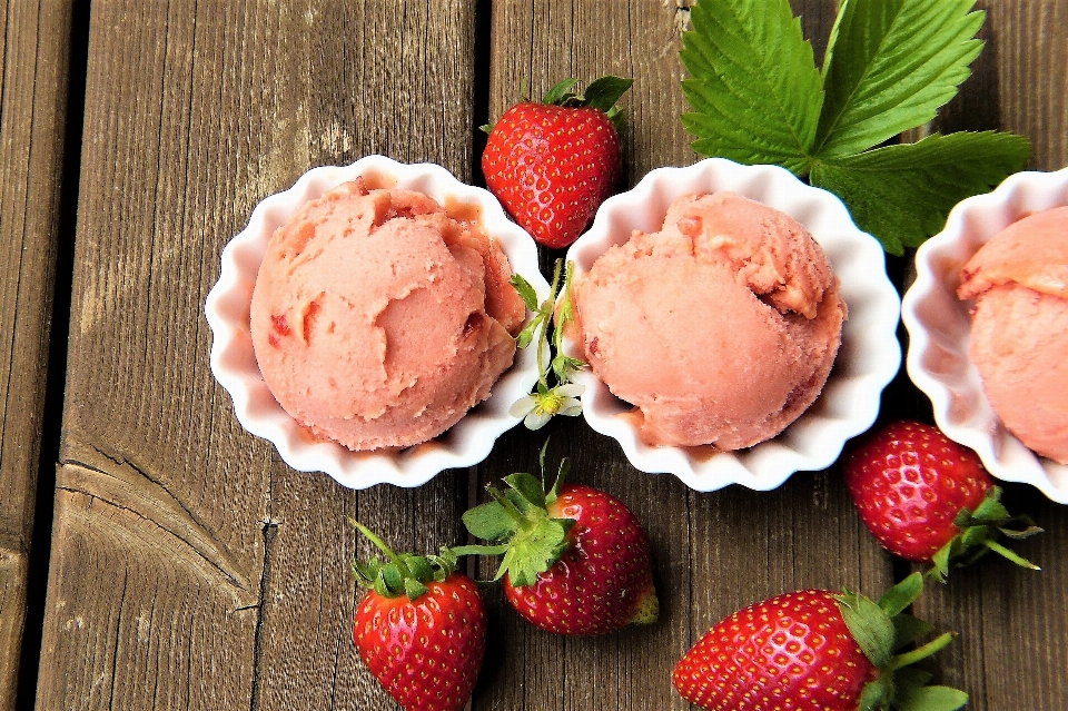 Makanan stroberi penutup beku
 sorbet