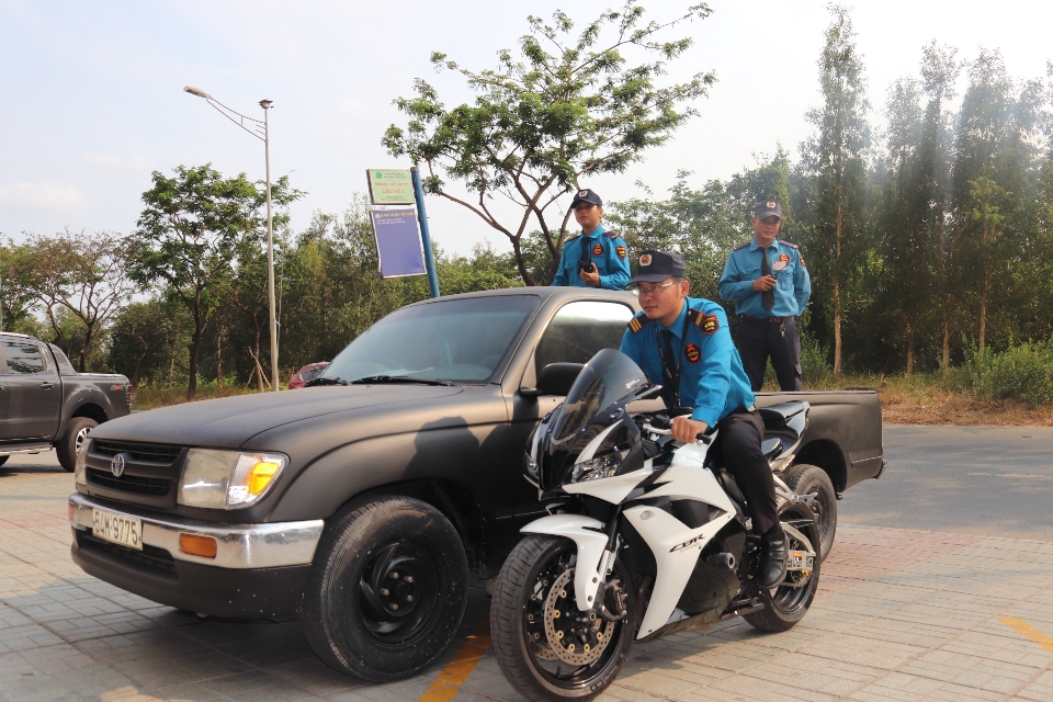 Mobil kendaraan darat
 bermotor
