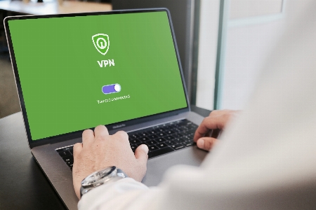 Foto Computador portátil pessoa assistir vpn
