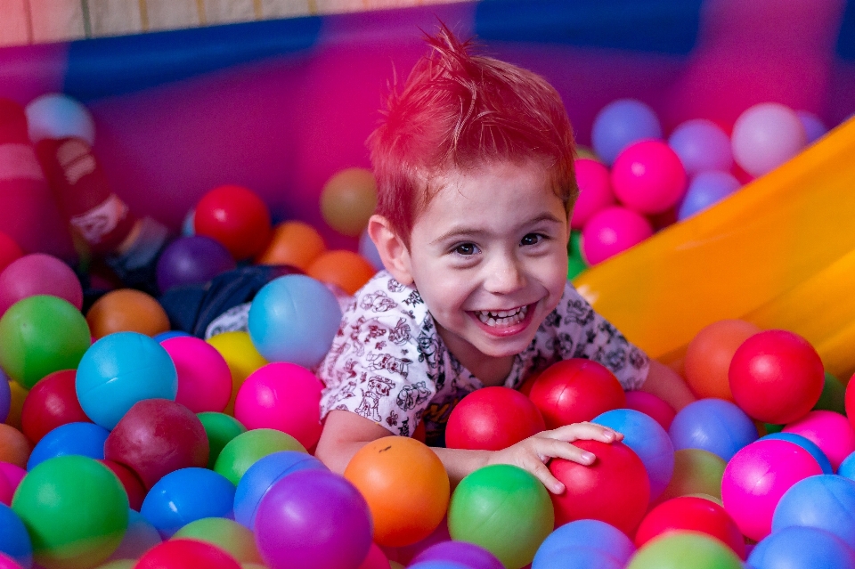 Bällebad
 kind baby spielt mit spielzeug
 spielen