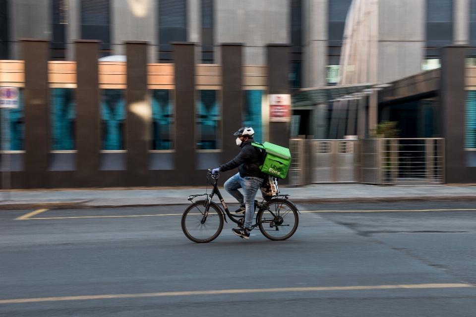 Uber come
 cavaleiro bicicleta covid-19
