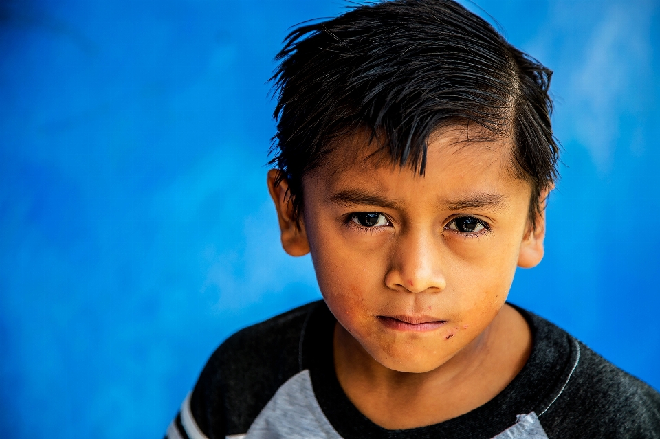 Rostro cabello azul niño