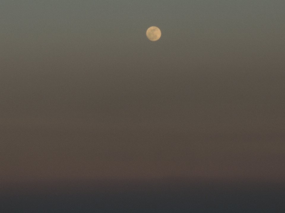 Luna nubes cielo fenómeno atmosférico
