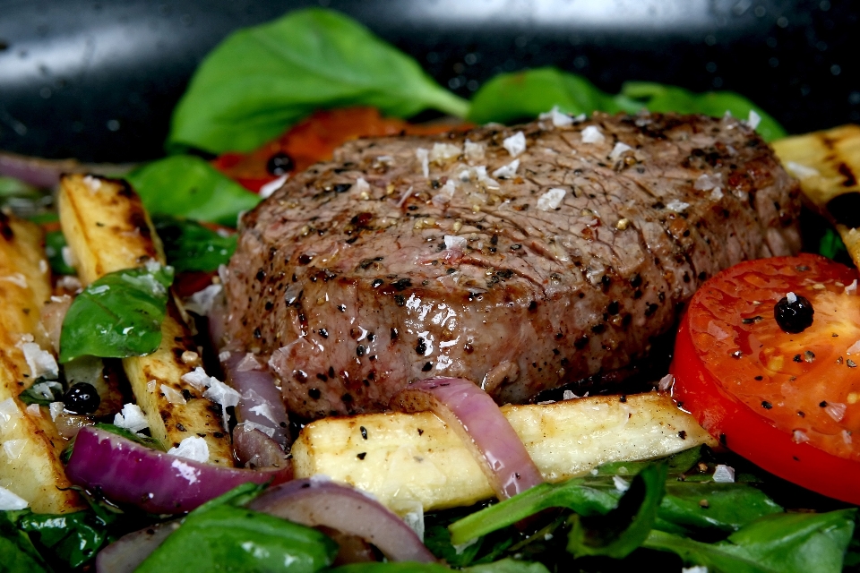 Piring makanan masakan daging tenderloin
