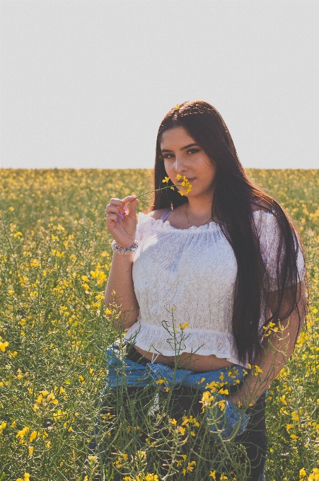 Jaune fille fleurs femme