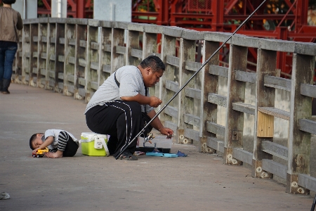 Foto Penangkapan ikan anak ayah dan anak
