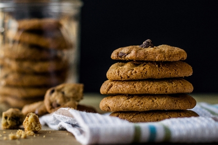 Foto Makanan camilan biskuit dan kerupuk
 kue cokelat
