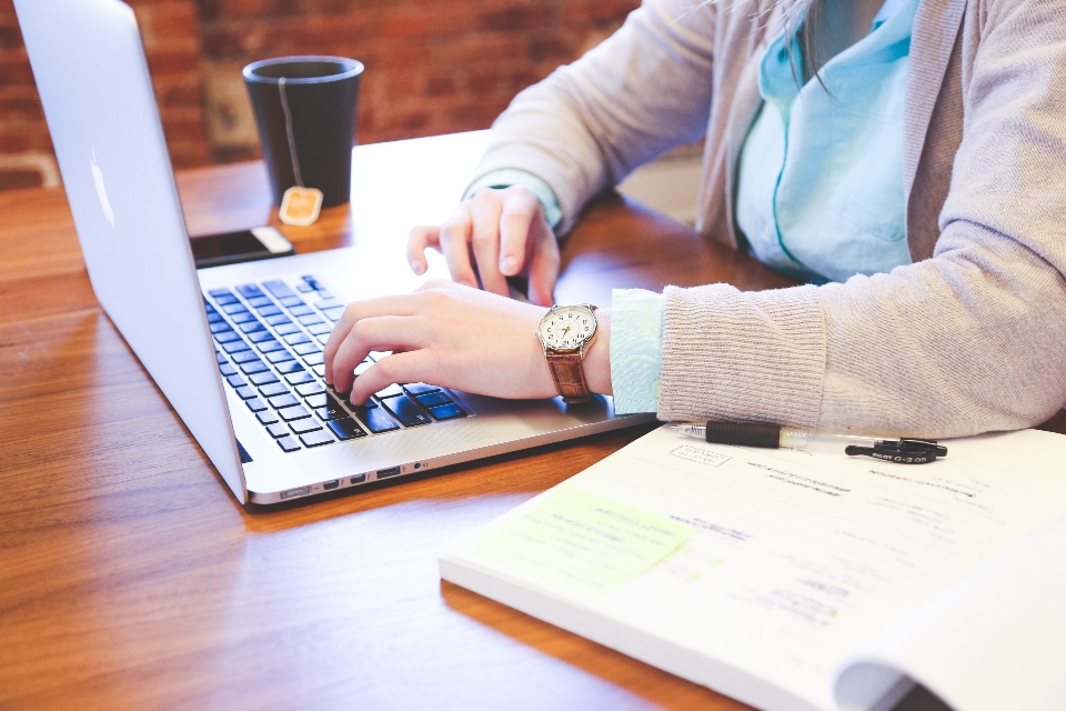 Trabajo mano aprendiendo tecnología