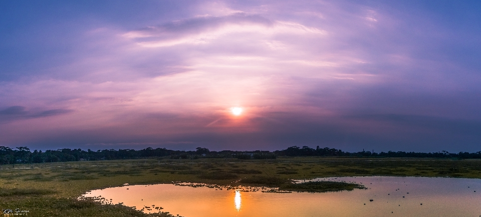 Coucher de soleil paysage arrière-plan réflexion