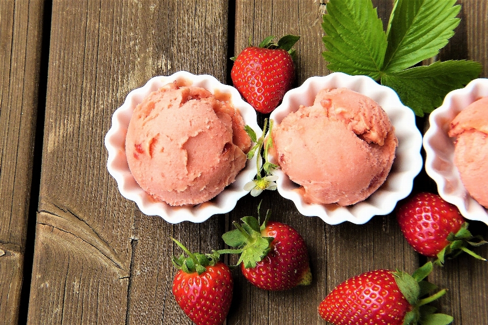 Makanan stroberi penutup beku
 sorbet